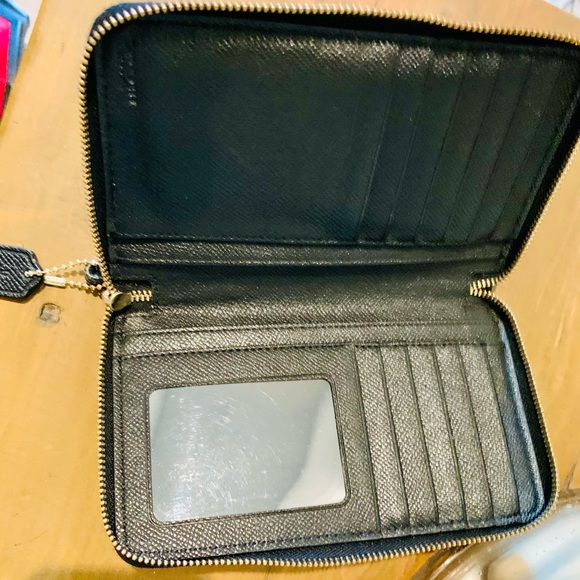 EUC **Coach** large wallet. Zipper closure. Wristlet strap is removable. - Picture 5 of 7
